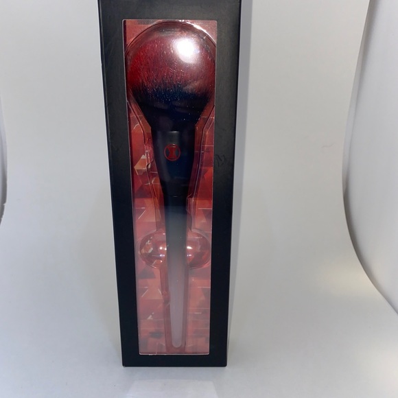Ulta x Marvel Black Widow Powder Brush - Picture 3 of 4